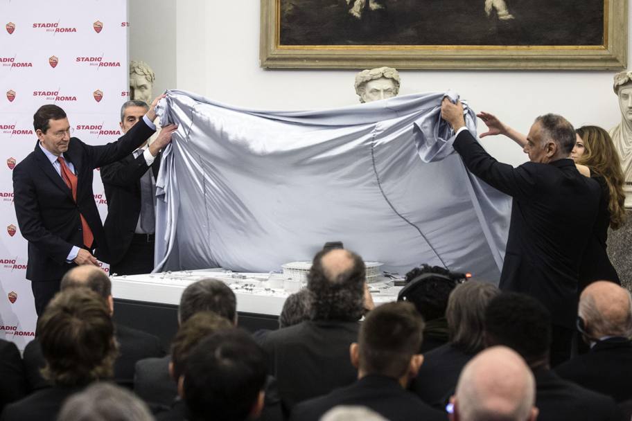 Il sindaco di Roma ignazio Marino scopre il telo con il plastico del nuovo stadio. Ansa